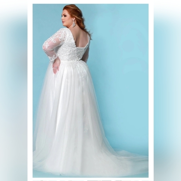 Laura Beth Wedding Dress - Picture 5 of 10